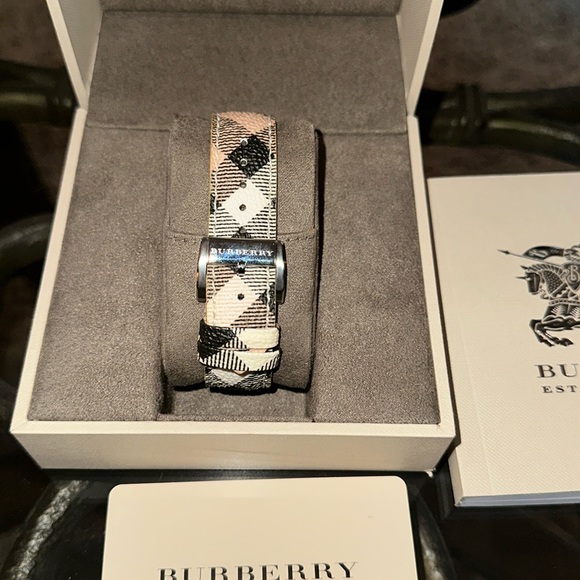 Burberry ❤️ Watch in Signature print on Leather Coated Canvas Strap. Pre❤️Loved - Picture 4 of 9